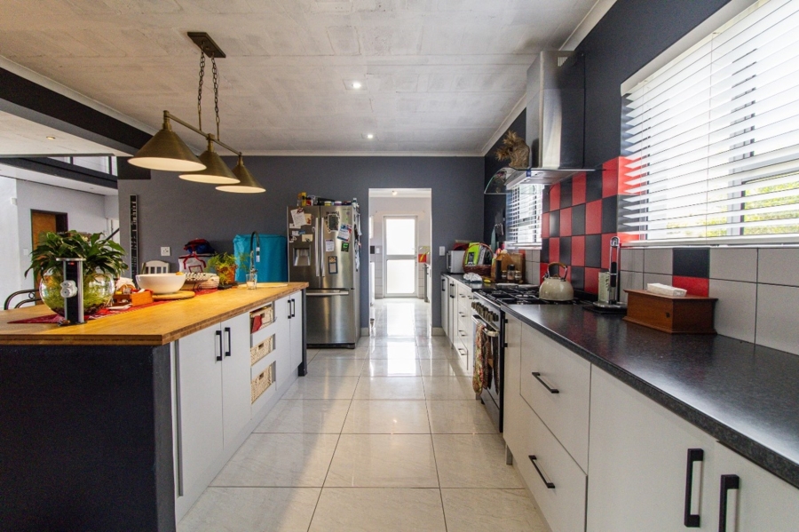 5 Bedroom Property for Sale in Myburgh Park Western Cape